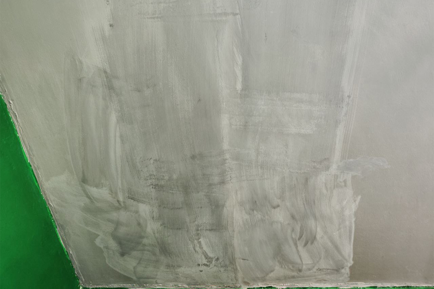 За три года потолок в квартире закоптился от выхлопных газов машин