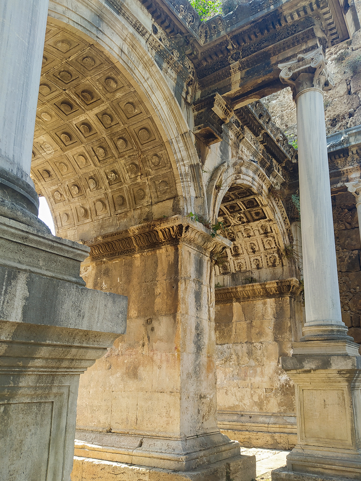 В Калеичи находится единственная сохранившаяся в городе триумфальная арка — ворота Адриана