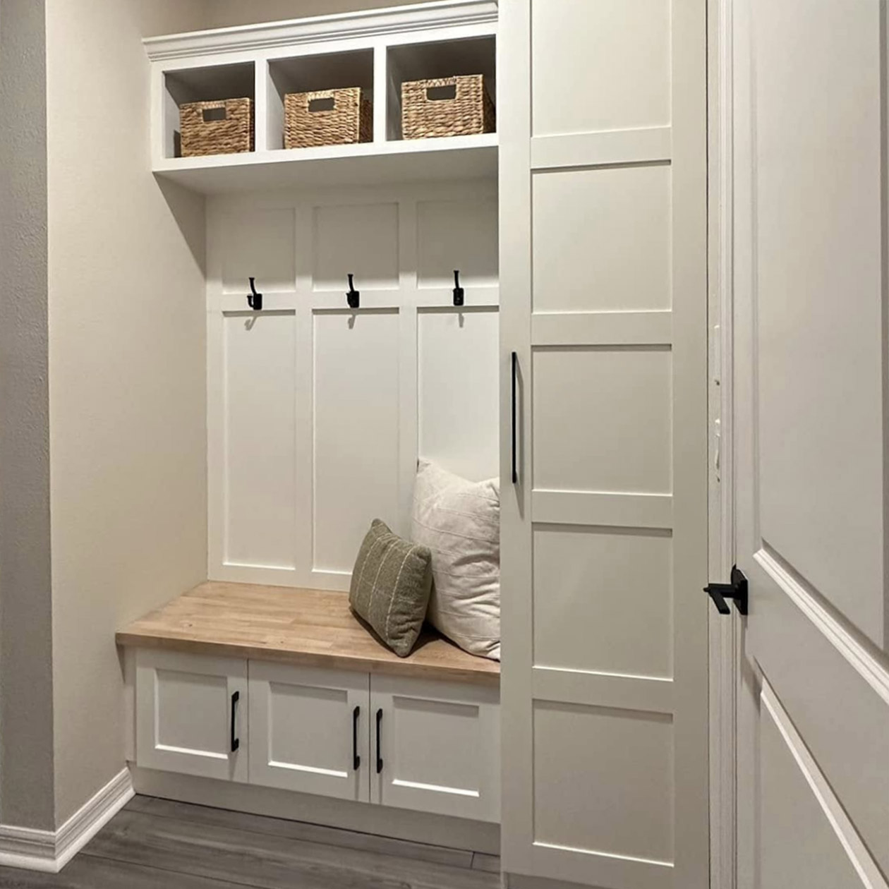 Mudroom — небольшая прихожая между гаражом и основной частью дома