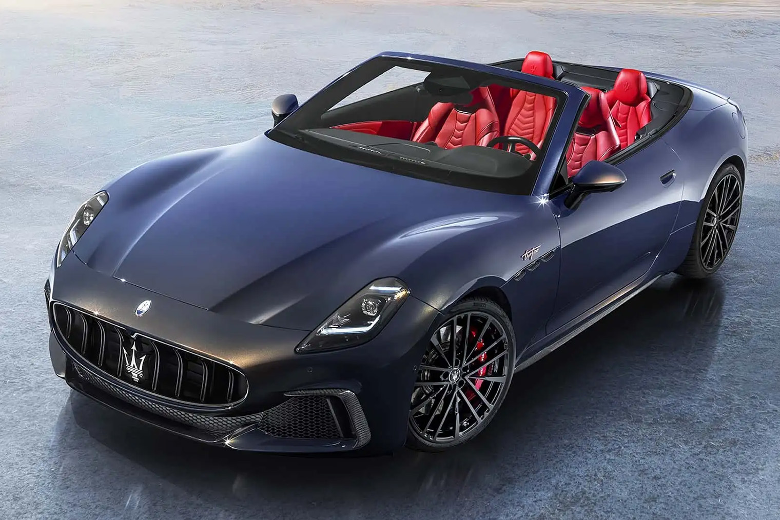 У новой Maserati колесные диски разного диаметра: передние — 20 дюймов, задние — 21 дюйм. Источник: motor1.com