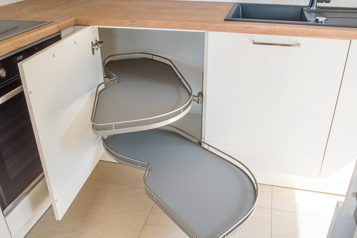 Выкатная система с полками позволяет доставать предметы из глубины ящика, но она дорогая и может выйти из строя, если ее перегрузить. © XXLPhoto / Shutterstock / FOTODOM