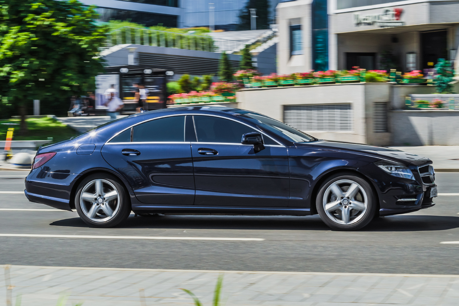 Mercedes CLS в профиль действительно похож на купе, но у него есть задние двери. Источник: Haggardous50000 / Shutterstock