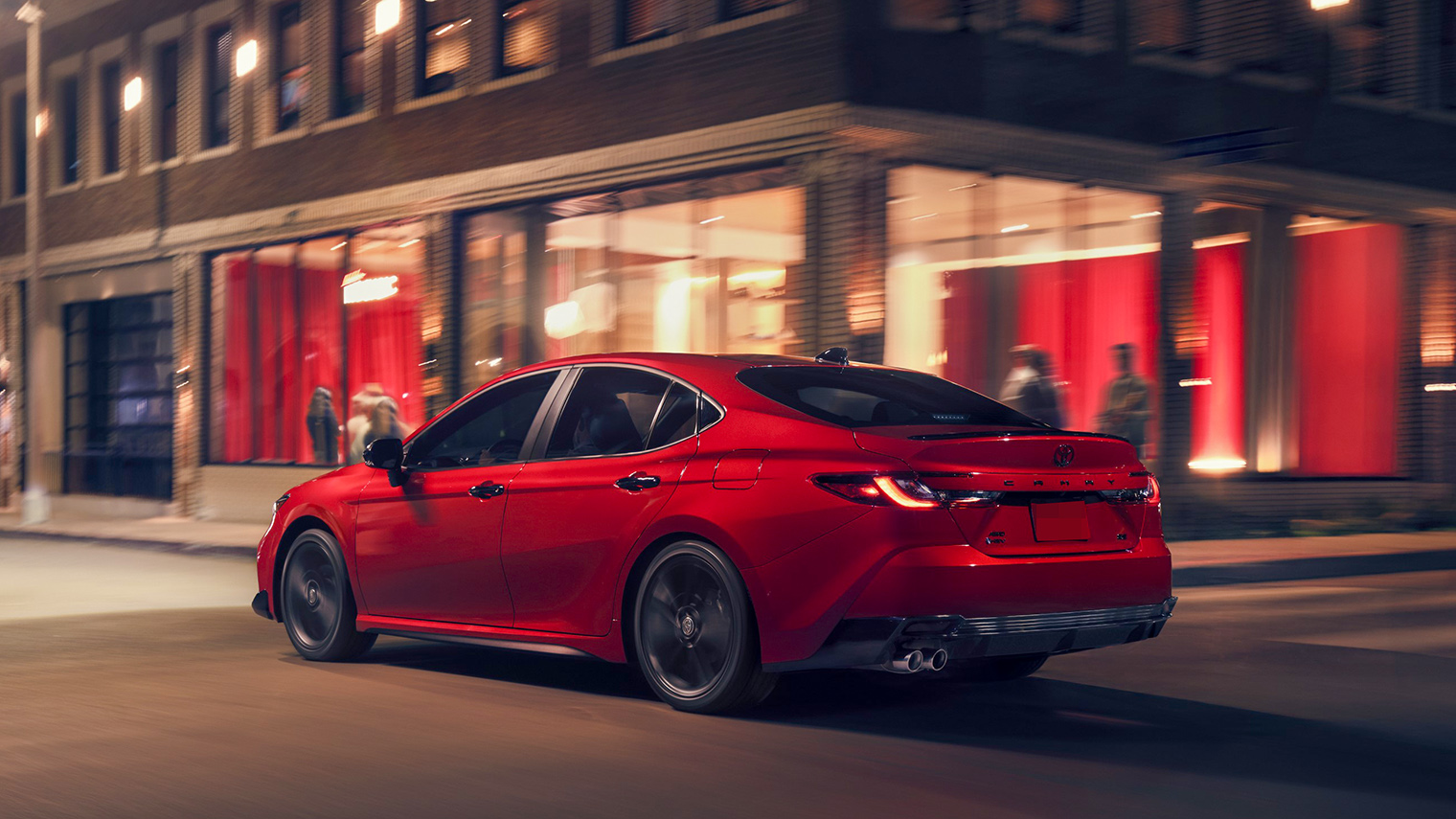 Toyota Camry — в России многие считают ее бизнес-классом, но это скорее просторный D-сегмент. © toyota.com