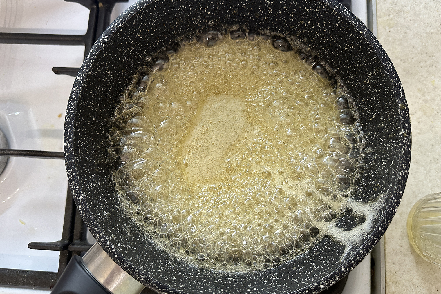 Медово-сахарная смесь будет пузыриться при нагревании, ее нужно помешивать