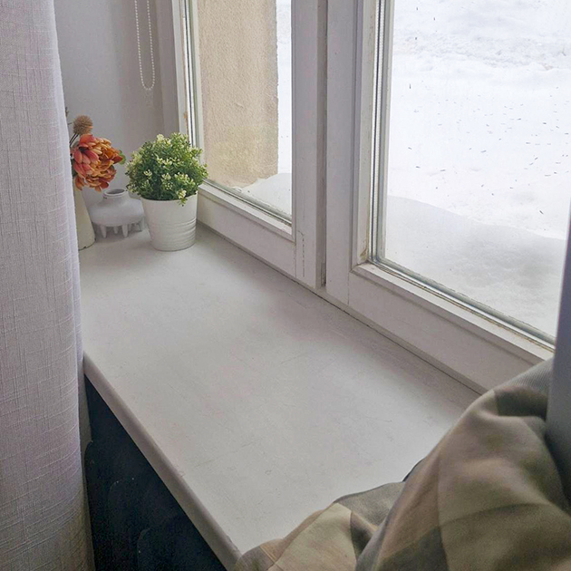 Устроилась на подоконнике