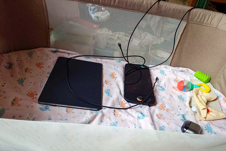 Ребенок спит около жены у стенки — один спать не любит, поэтому люльку используем под хранение вещей