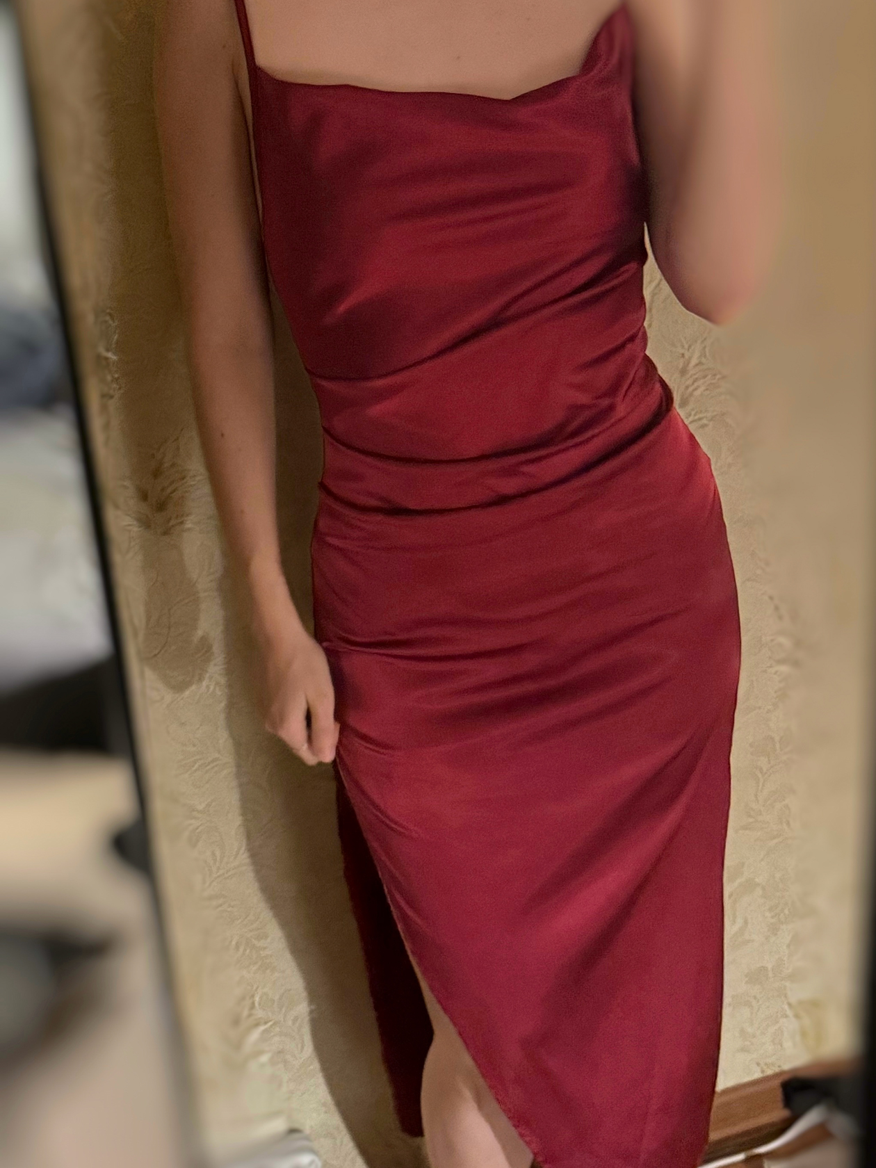 У меня есть красивое платье, но идти на корпоратив с таким вырезом не хочу