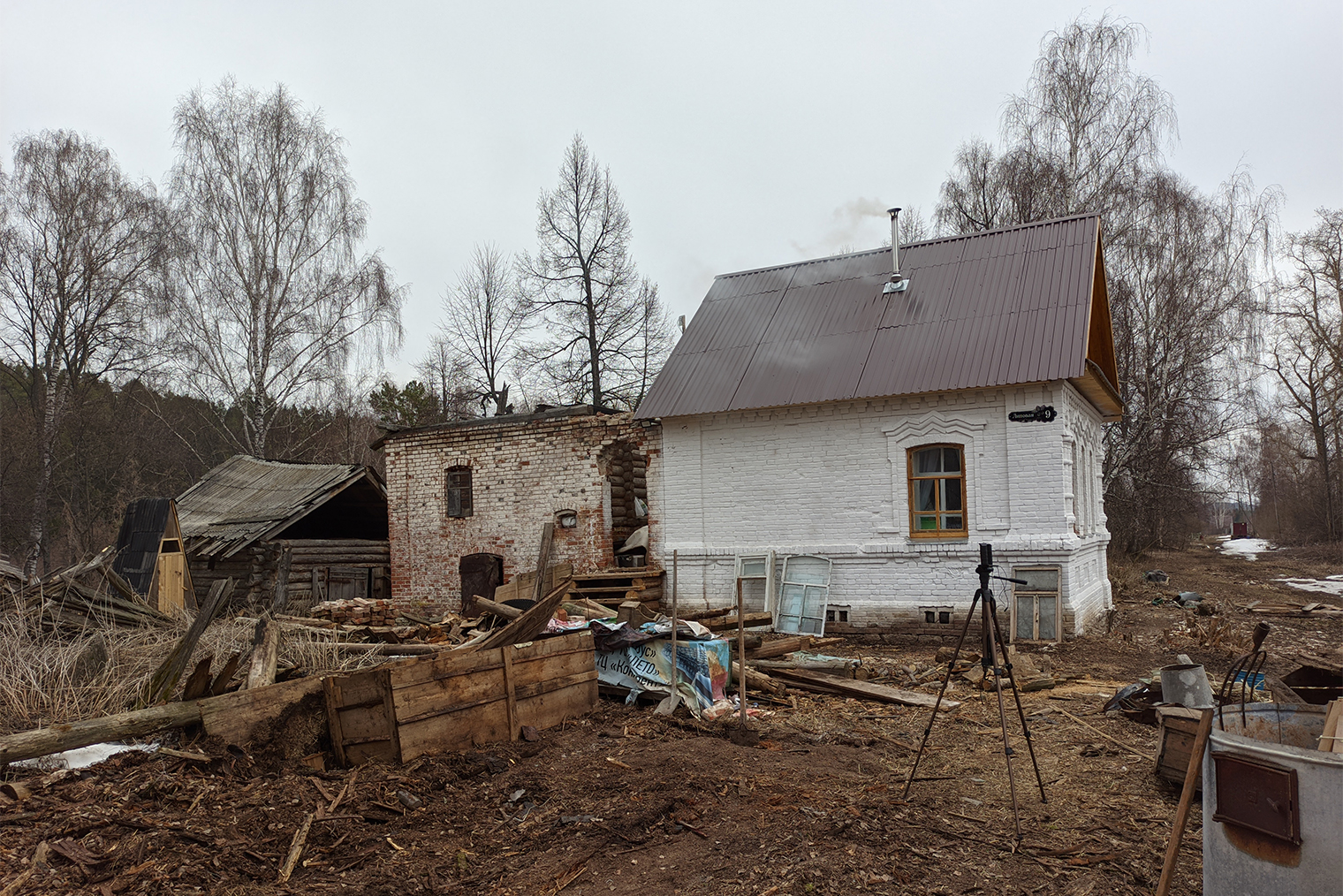 Неотапливаемая пристройка — позади уже восстановленного основного дома