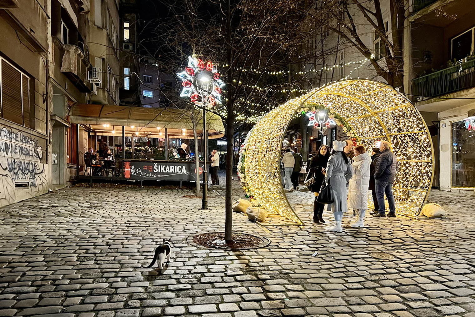 Зимой 2022/23 по всему центру Белграда стояли световые инсталляции, где постоянно кто⁠-⁠то фотографировался