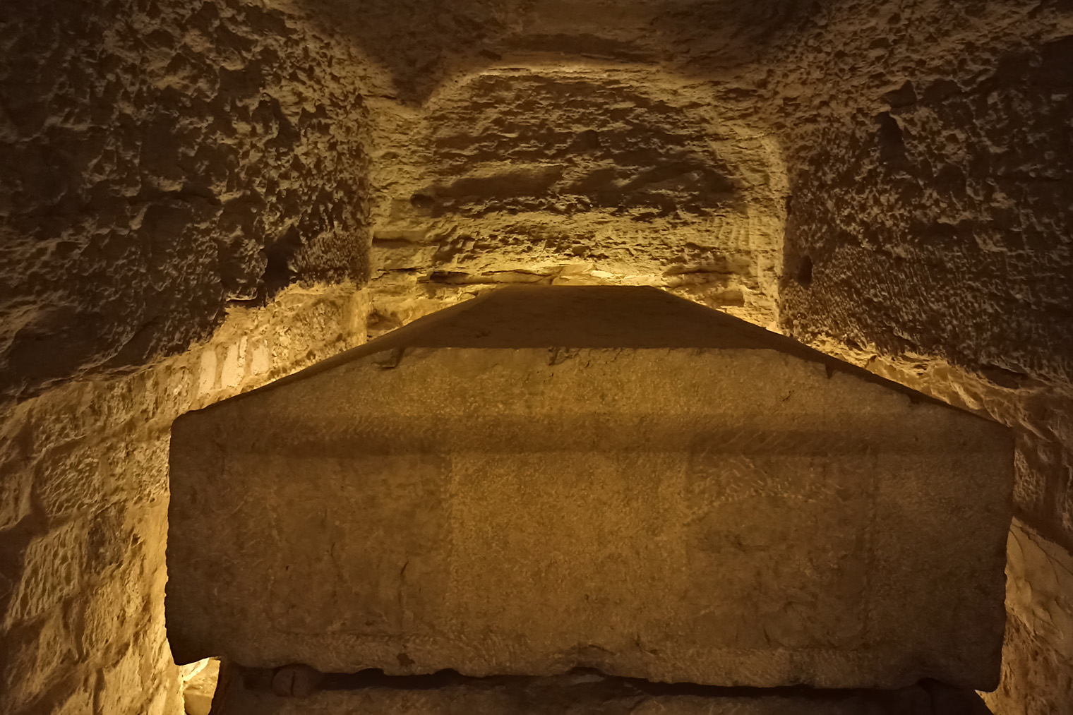 Громадная крышка одного из саркофагов. Толщина крышек достигает метра