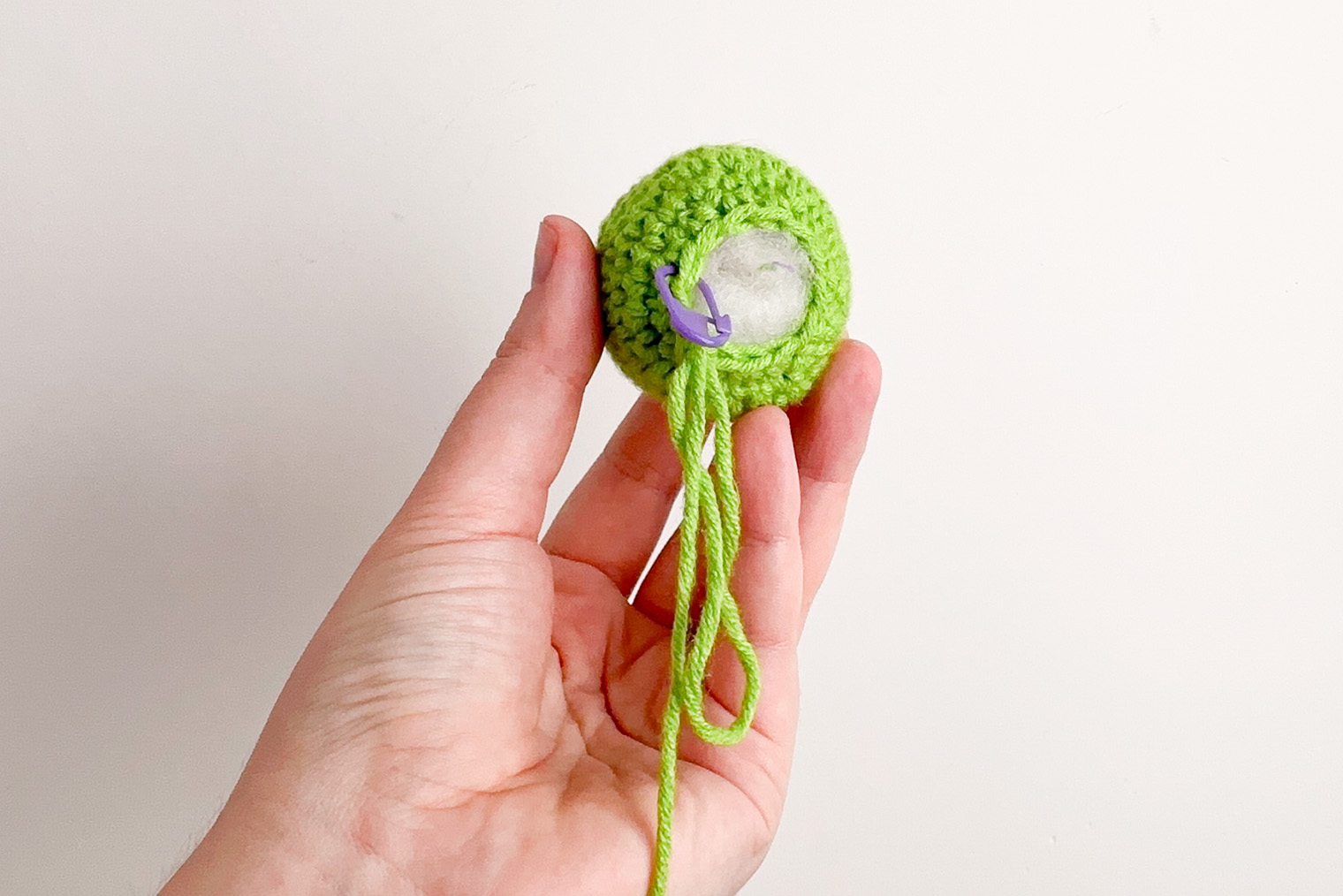 Ряд 14. Чтобы набивать получалось плотнее, я обычно использую ручку крючка для утрамбовки