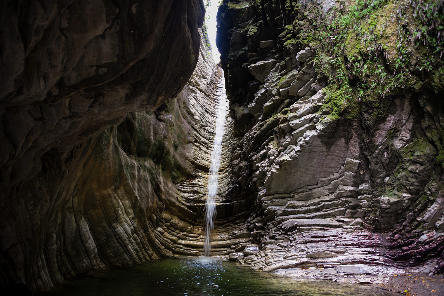 Летом водопады могут полностью пересыхать, весной и осенью они максимально полноводные, а зимой, бывает, замерзают. Фотография: BUTENKOV ALEKSEI / Shutterstock / FOTODOM