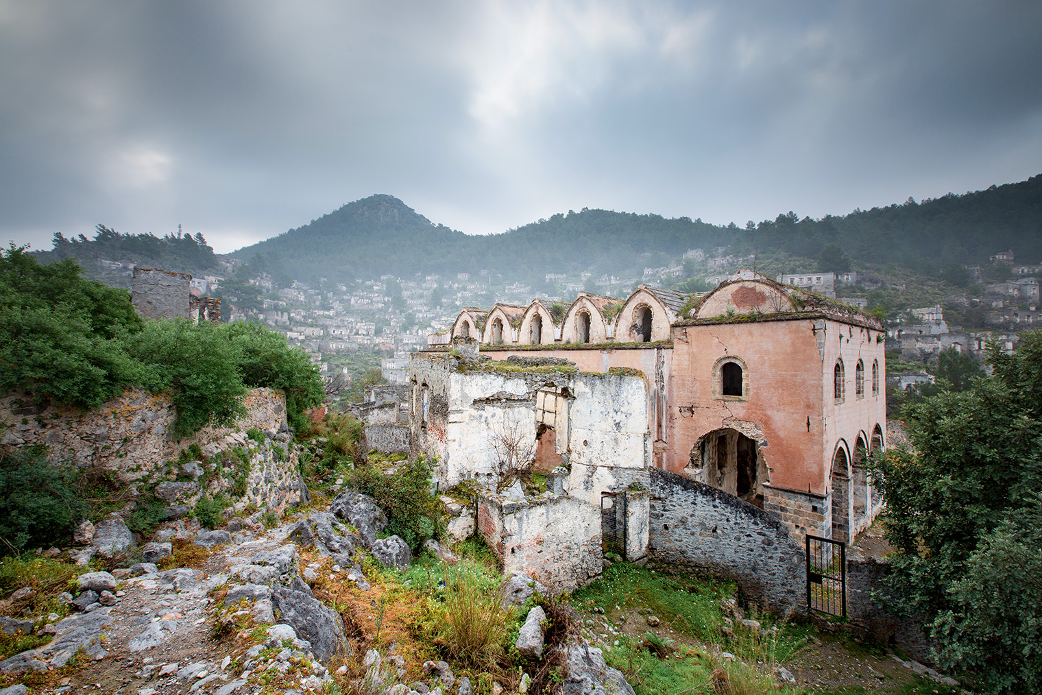 Руины Верхней церкви. Фотография: f9project / Shutterstock / FOTODOM