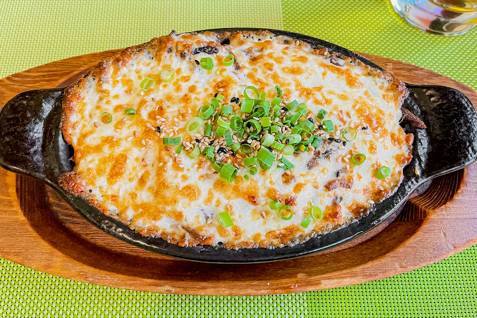 Курица с рисом, запеченная под сырным соусом, из китайского ресторана