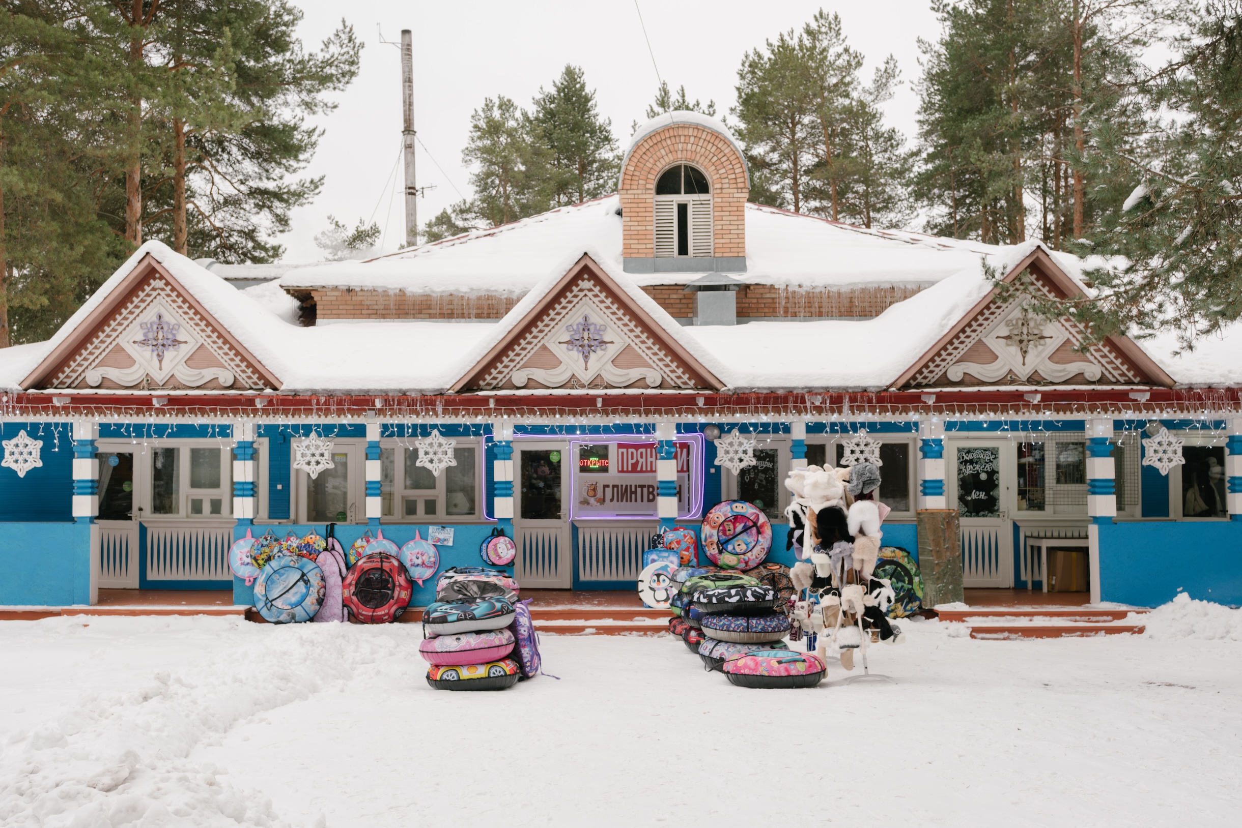 Здесь можно взять в аренду плюшку, чтобы с ветерком покататься с горок
