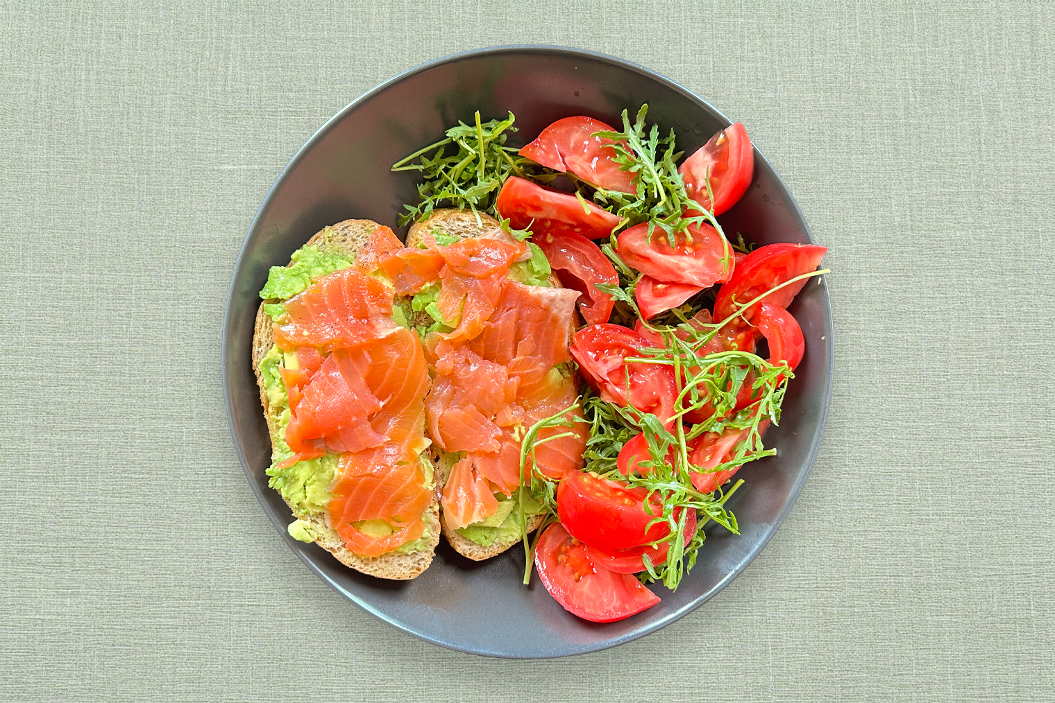 Овощи доела, но без особого энтузиазма. Хоть томаты были очень вкусными
