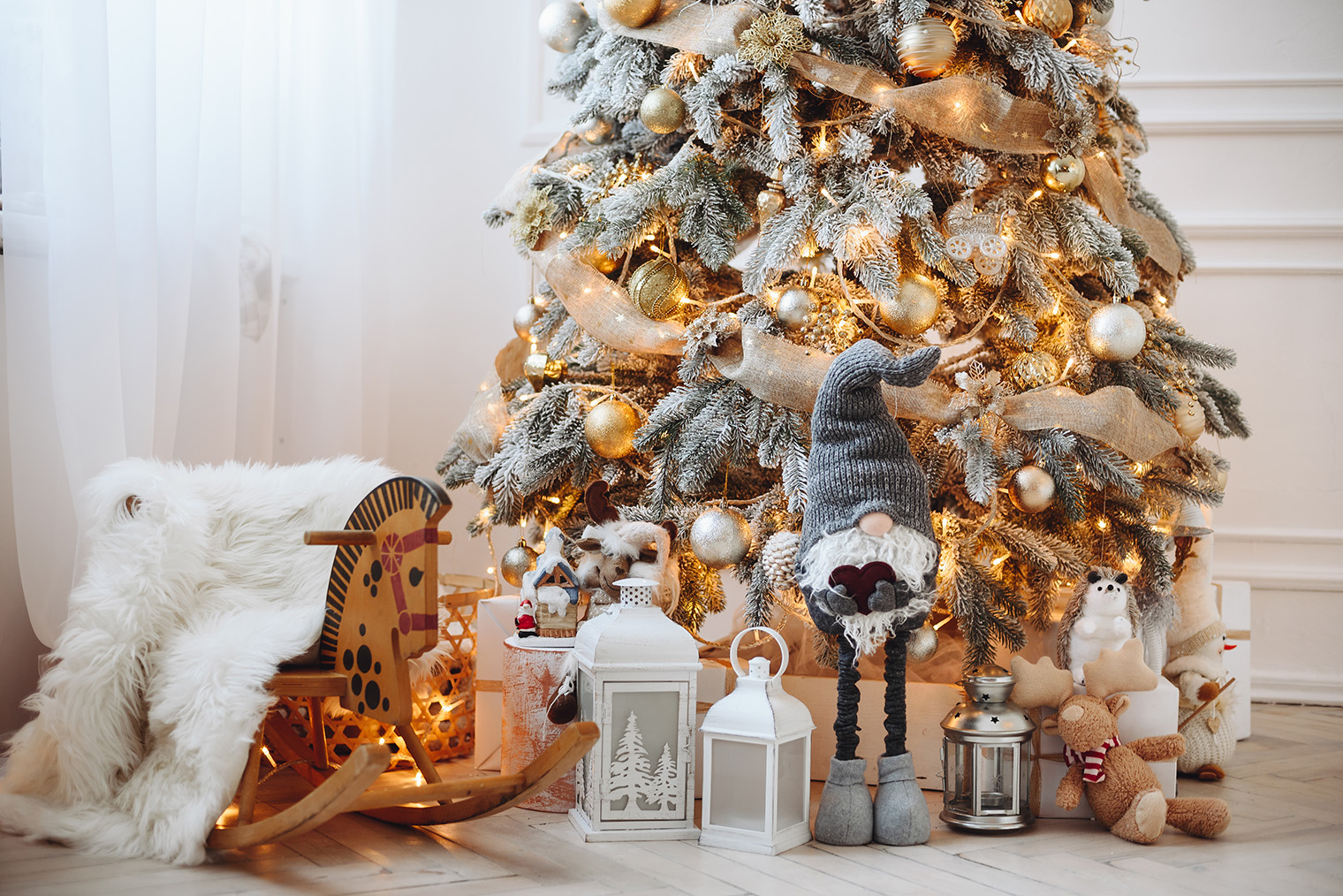 С елкой сочетаются детские игрушки, фонарики и прочий декор, который связан с детством и создает праздничное настроение. Фотография: maxfoto.shutter / Shutterstock