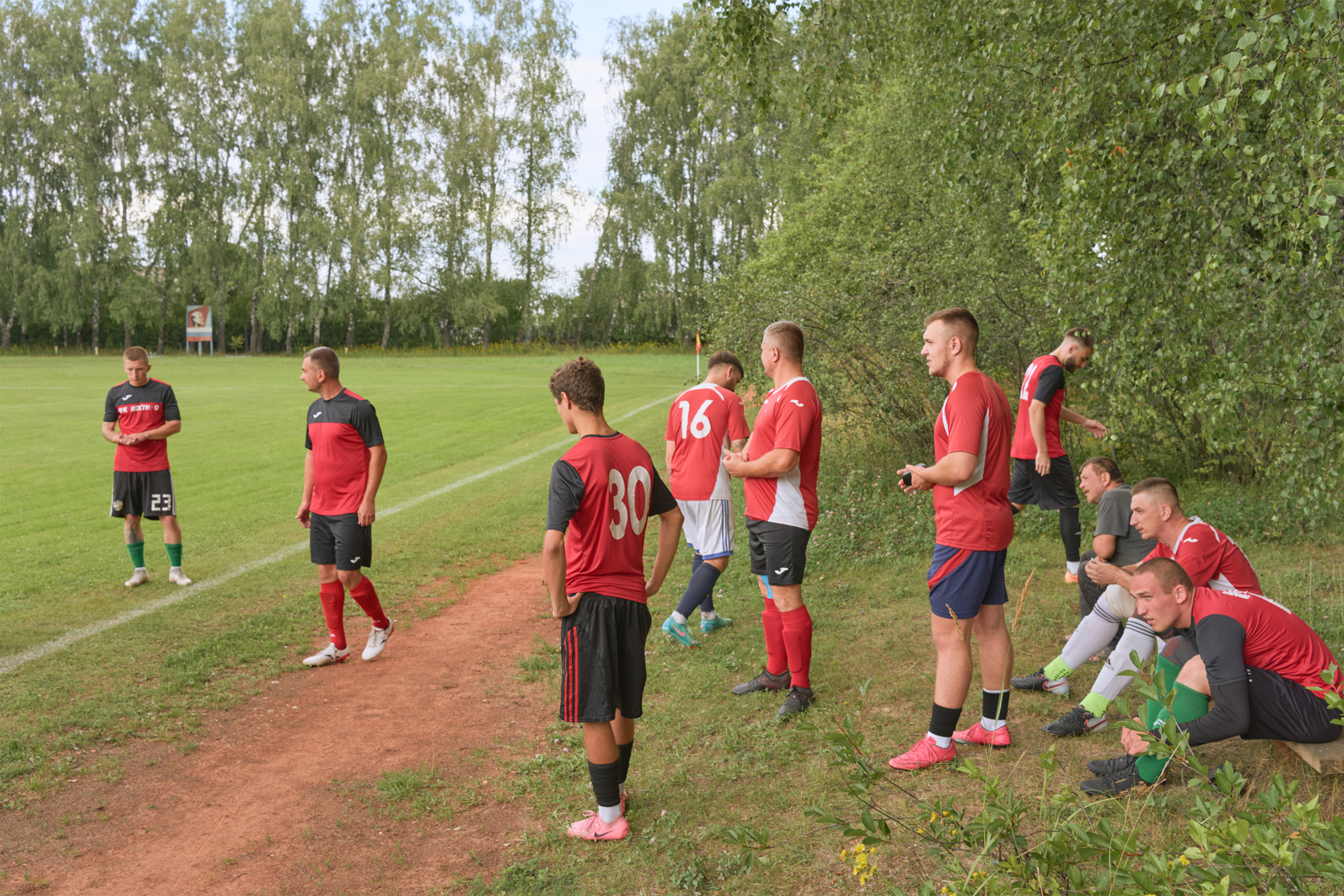 В перерыве футболисты отдыхают прямо у бровки