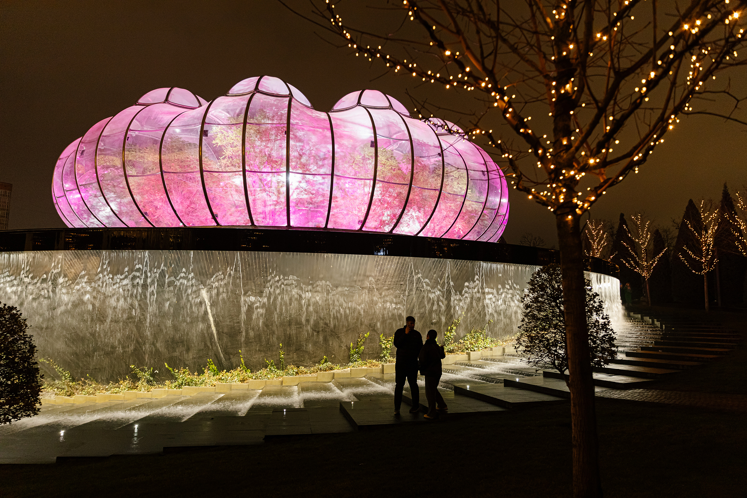 Возле каскадного водопада деревья тоже накрыли куполом