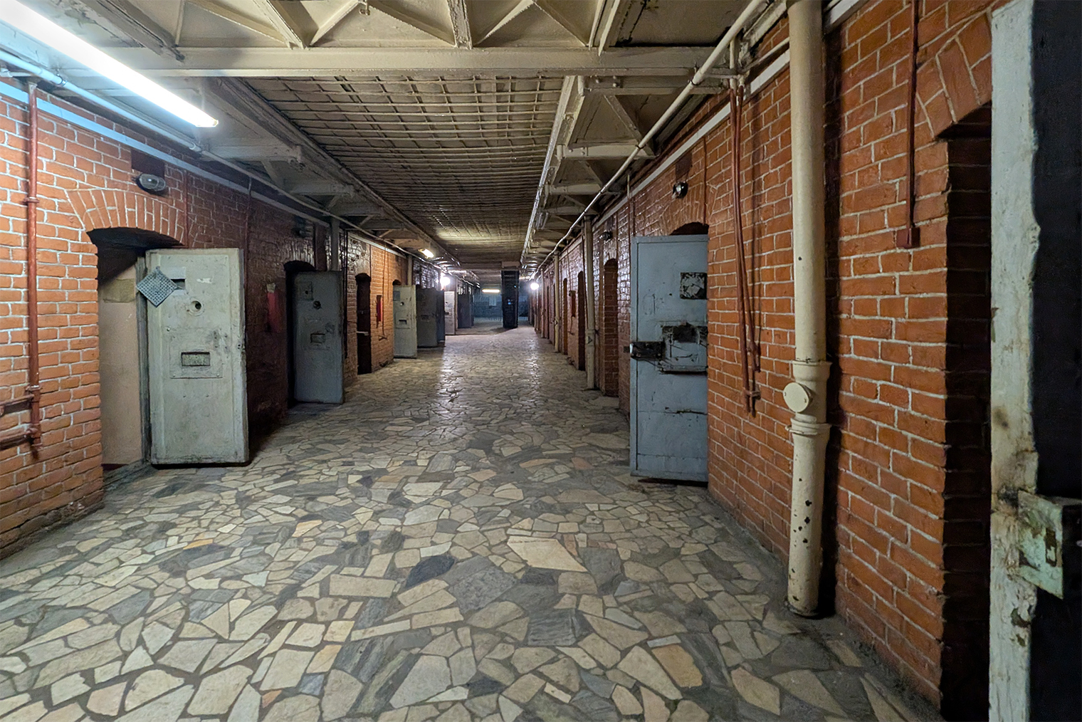 Пятый корпус в более хорошем состоянии: ремонт в нем делался позже — это видно по стенам и полу. В камерах все печальнее