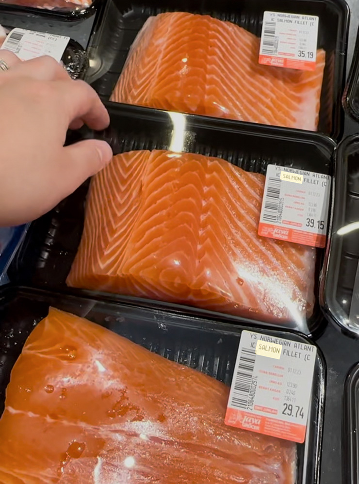 Норвежский лосось в Малайзии стоит 30 MYR за 200 граммов. Это примерно 600 ₽. Цена высокая, но это охлажденная рыба, а не замороженная и размороженная несколько раз