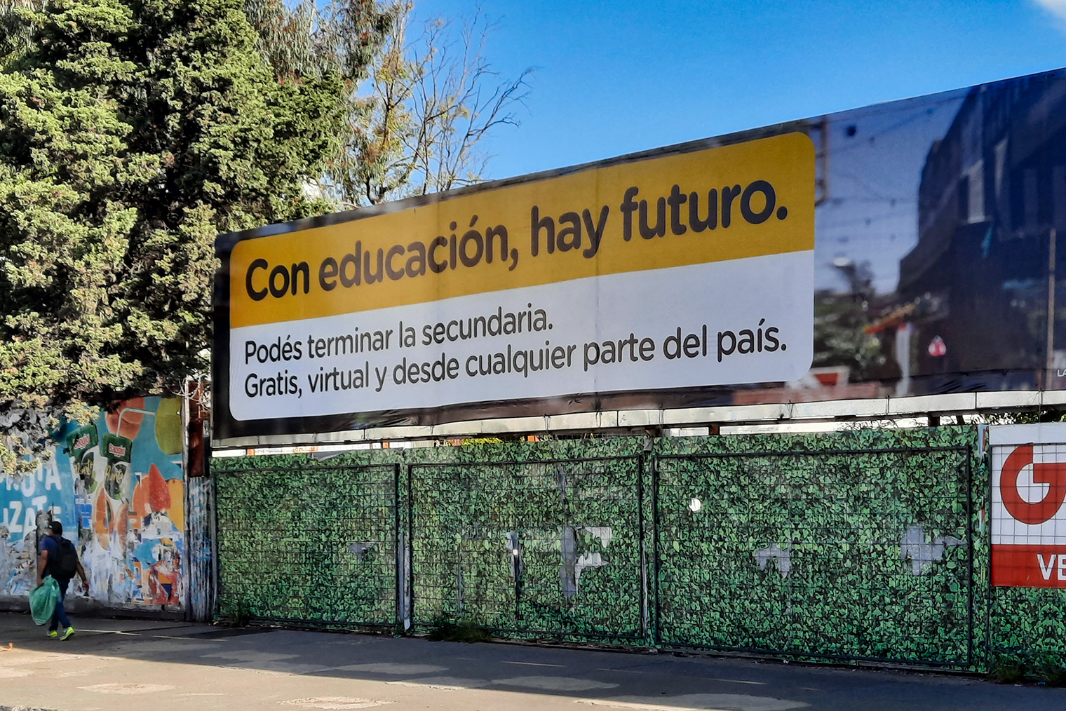 В Аргентине обязательное только начальное образование. Но в городе много плакатов, которые призывают окончить среднюю школу