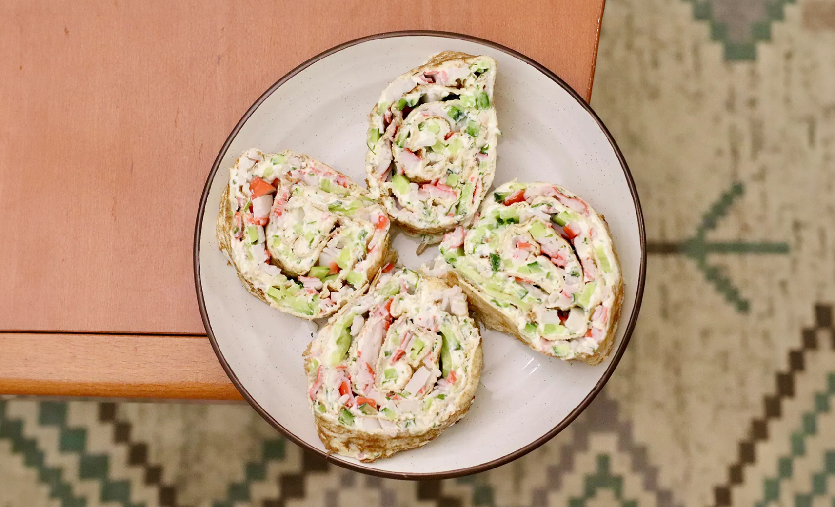 Рулет с крабовыми палочками