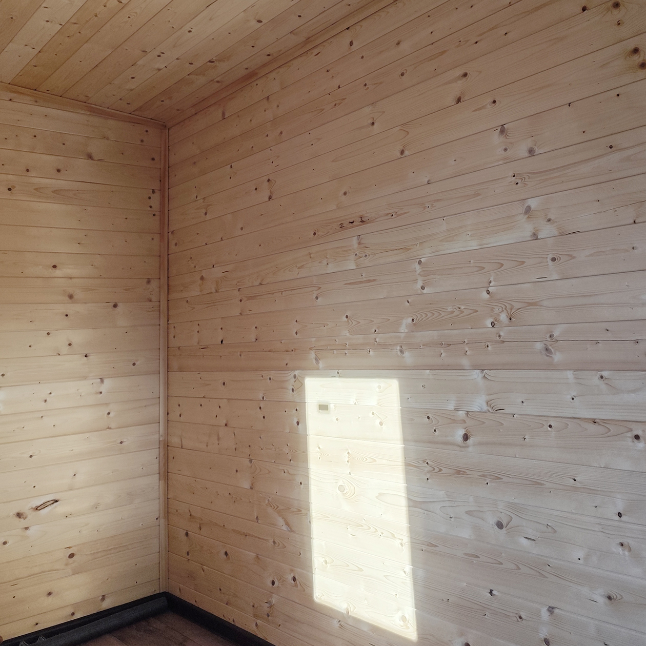 Внутренняя отделка из деревянной вагонки. В бытовке приятно пахнет деревом