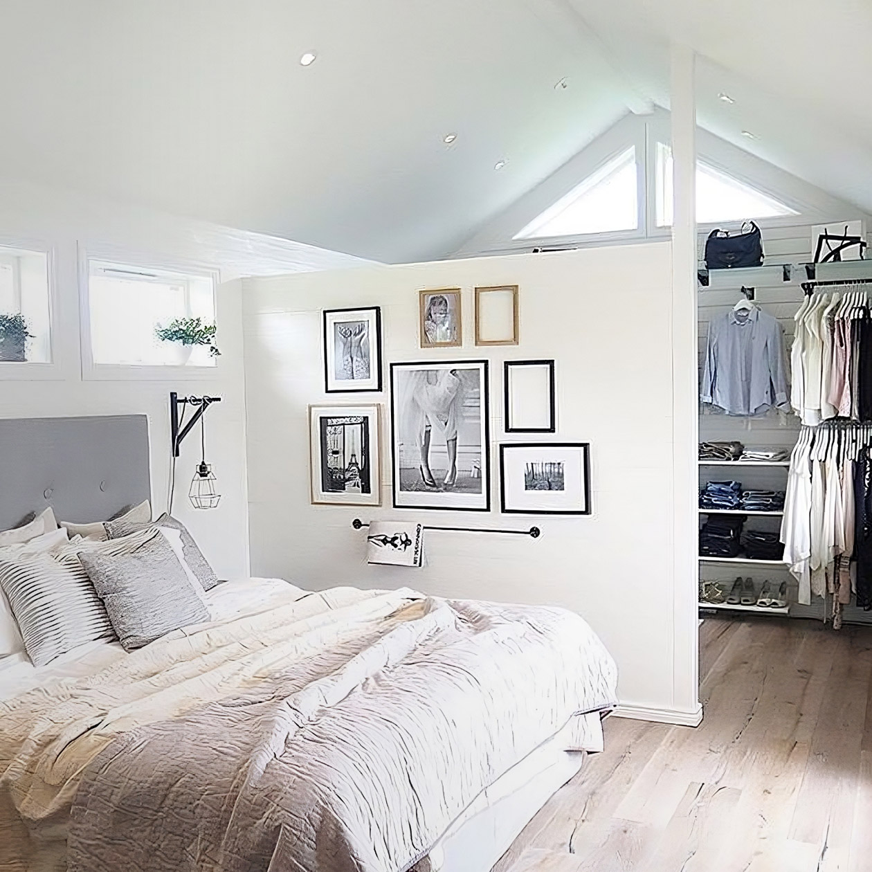 Спальная зона отделена от гардеробной перегородкой из гипсокартона, которая не доходит до потолка: это позволяет сделать помещение более светлым. Источник: idei.club
