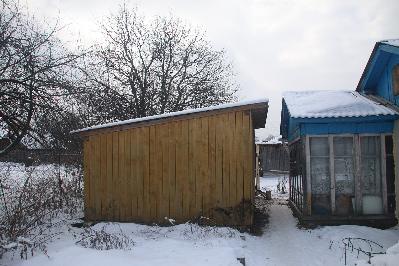 Наш дровник. Единственный его минус — неправильно устроена система воздушной циркуляции для просушки дров. Доски плотно прилегают друг к другу