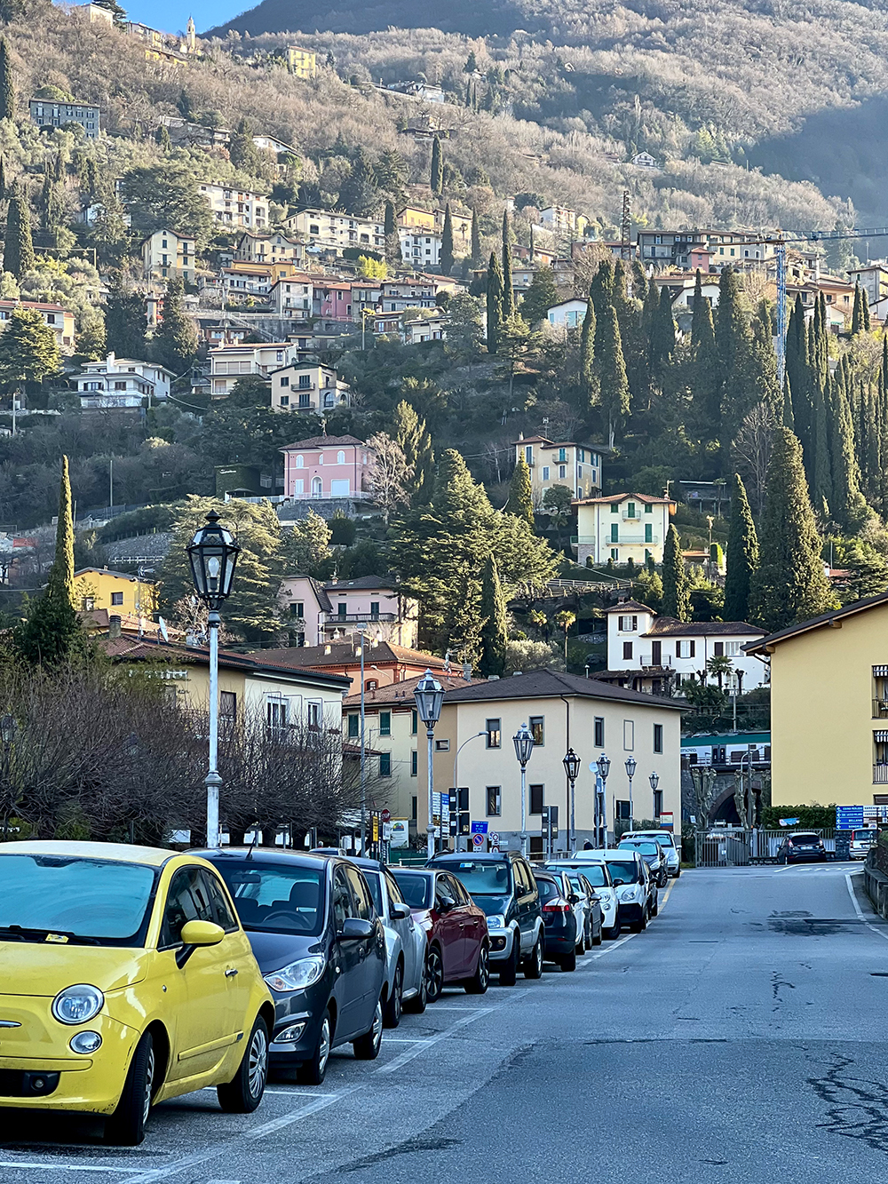 Там мы прошли пару улиц, увидели съемки какого⁠-⁠то фильма и вот такие классические итальянские пейзажи: разноцветные дома, горы, кипарисы и фиаты. Дальше отправились в Беллано, это еще 5 километров на север