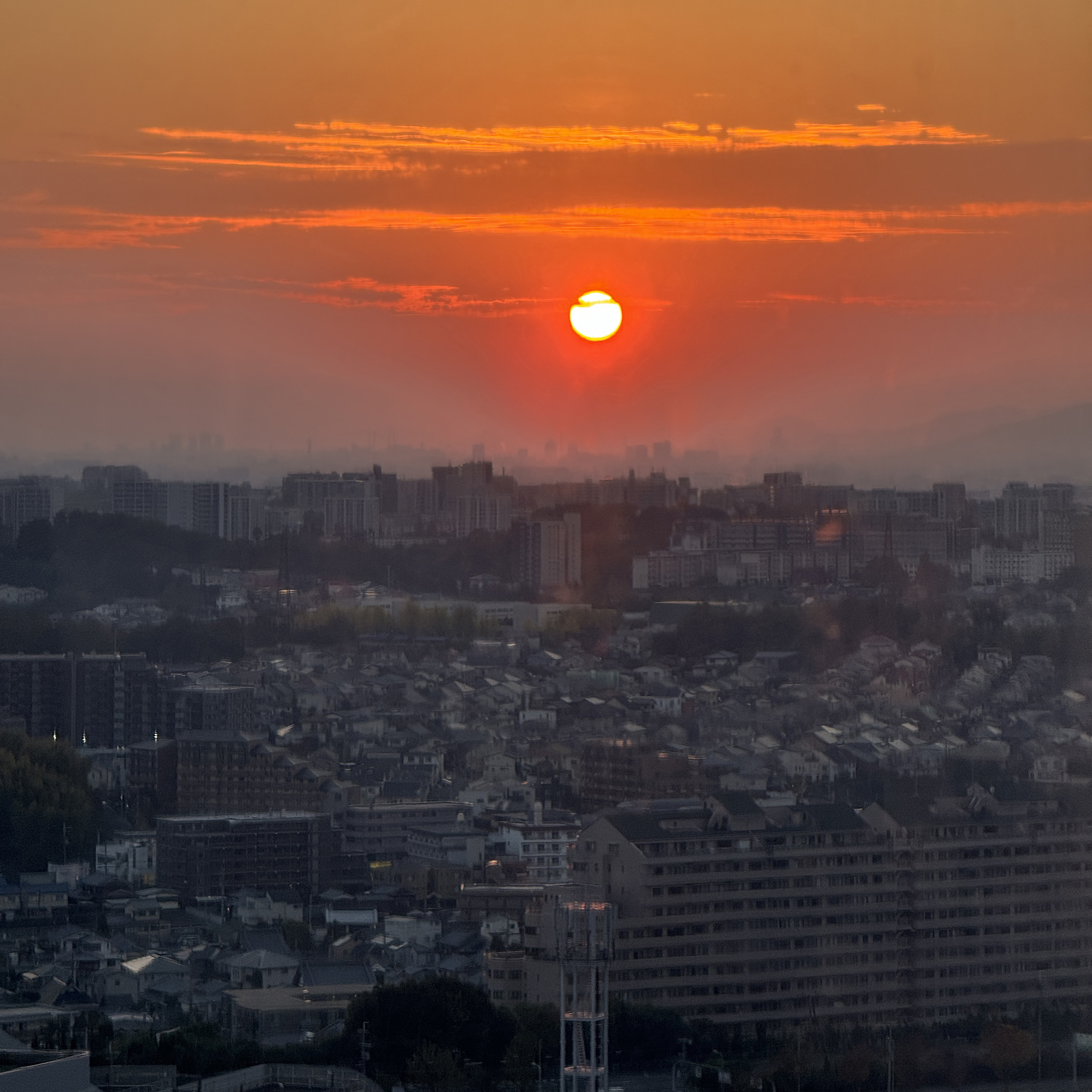 Осака во время заката, вид с колеса обозрения. Пейзаж довольно типичный, и мне пришлось покопаться в телефоне, чтобы понять, где именно и когда сделала это фото. Но все равно красиво