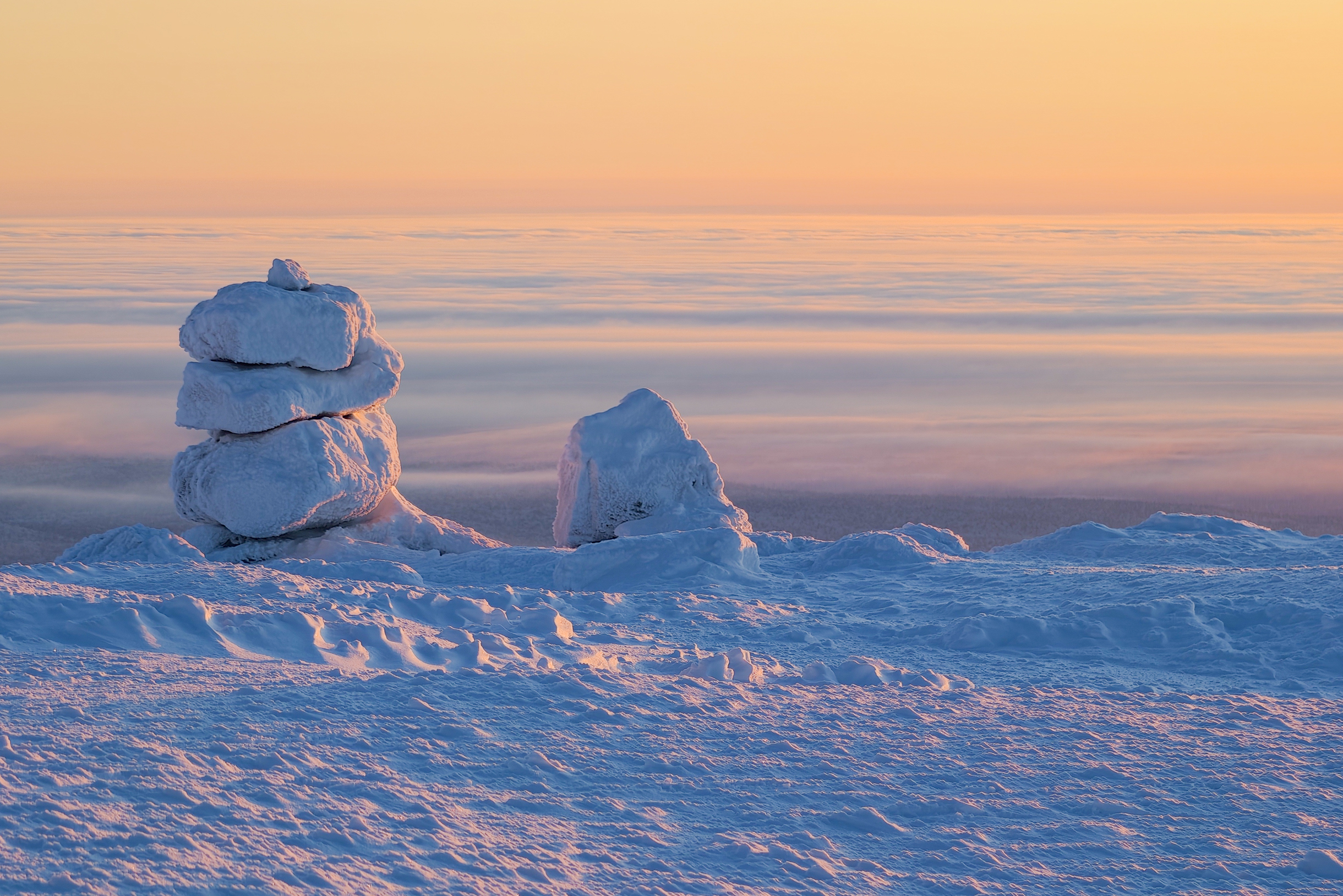У «Большого Вудъявра» есть одна климатическая особенность, о которой часто упоминают путешественники в обзорах. Хибины — низкие горы, но облака в них ложатся еще ниже. Из-за этого создается эффект парения. Выглядит очень кинематографично