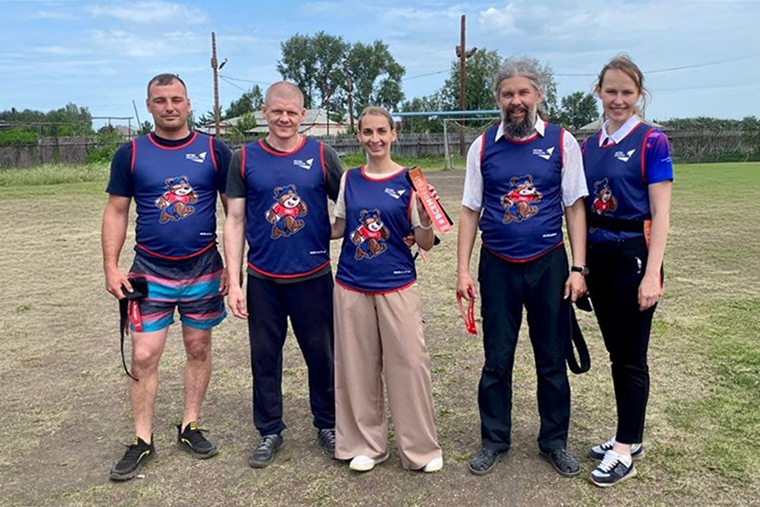 Родители охотно присоединились к детям на игровом поле. Мужчина с бородой — священник, он даже снял подрясник, чтобы поучаствовать в соревновании