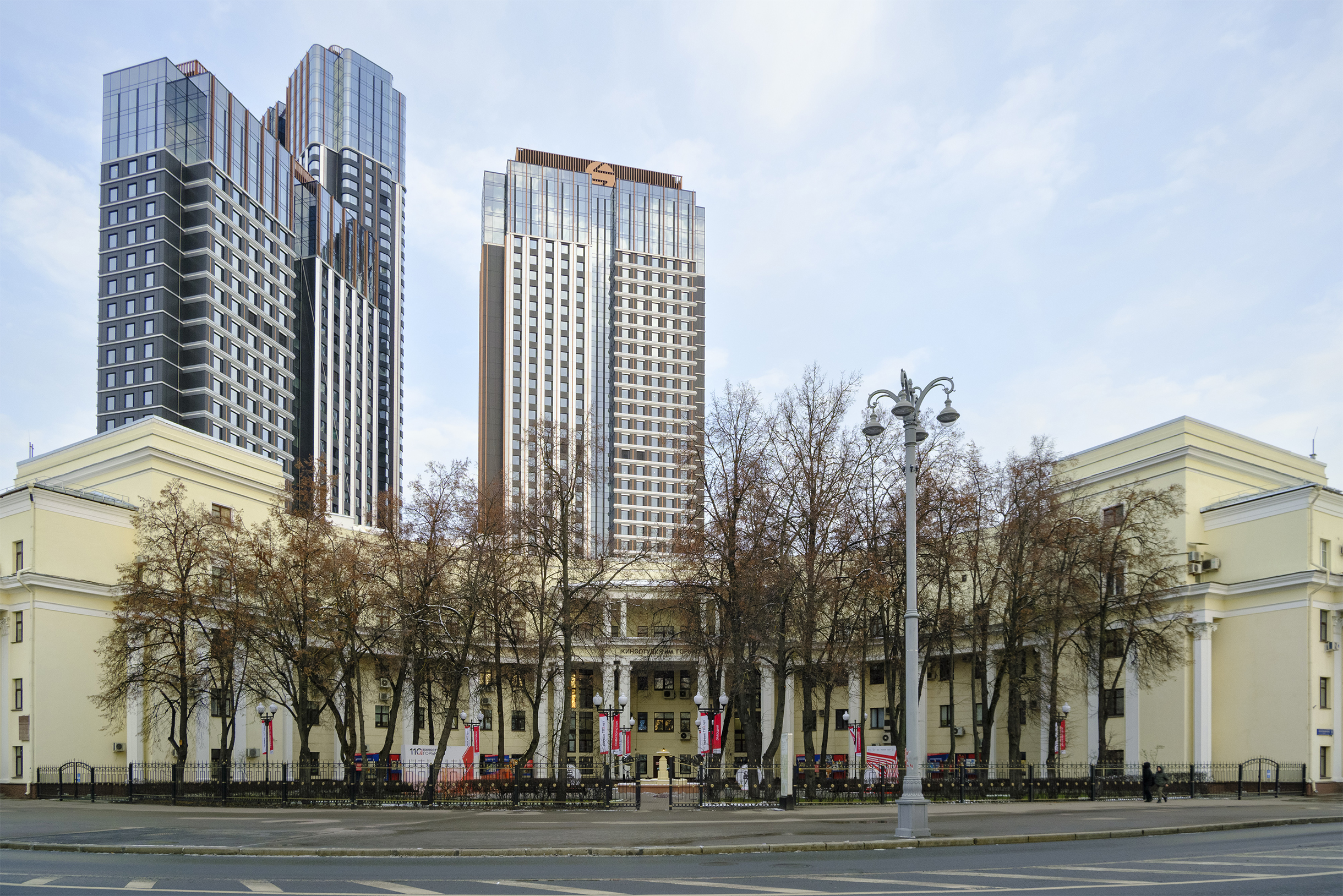 Кинокампус Горького расположен в Киностудии им. М. Горького. На заднем плане высотки ЖК «Режиссер»