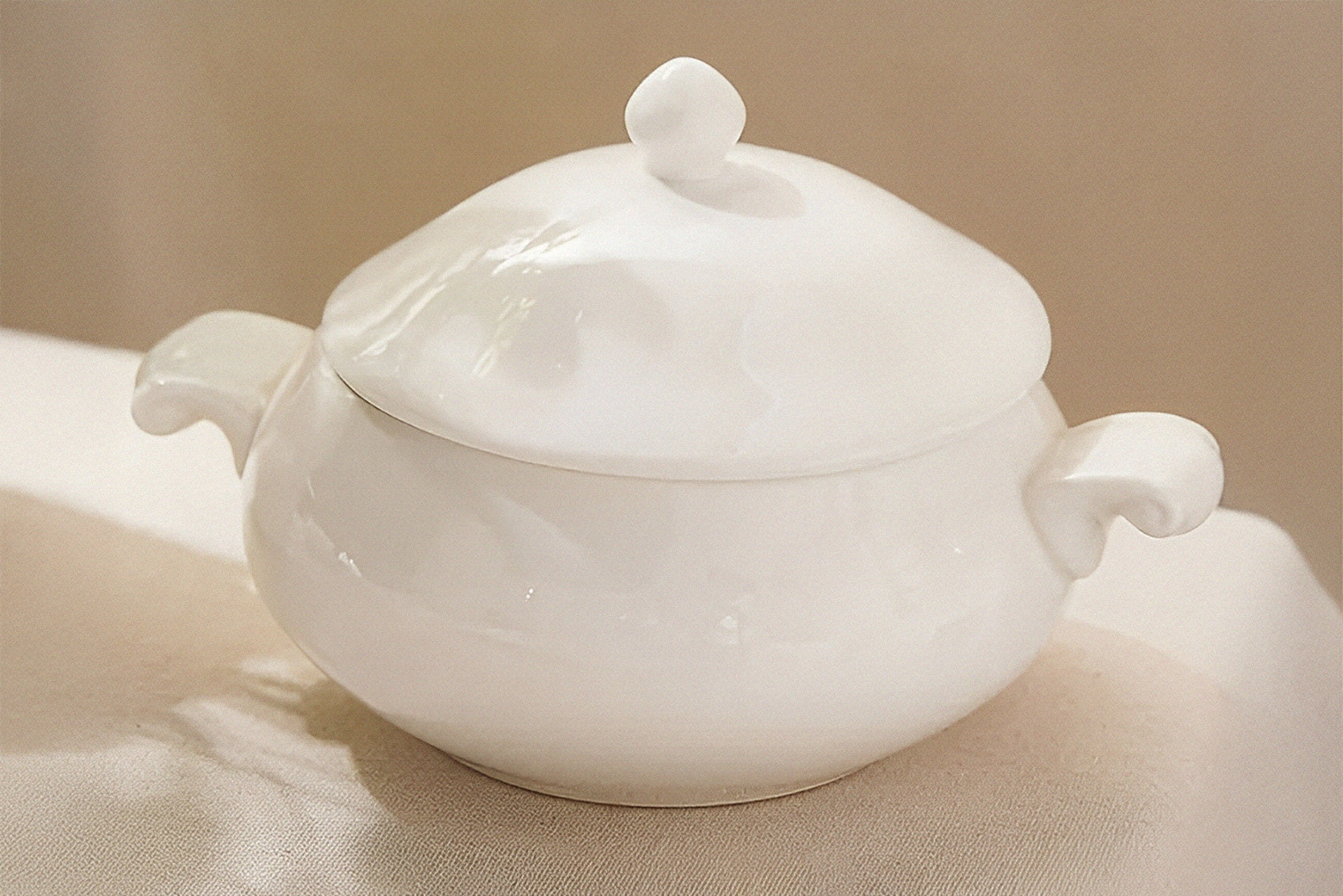 В такой супнице объемом 2 л можно подавать суп на праздничный стол