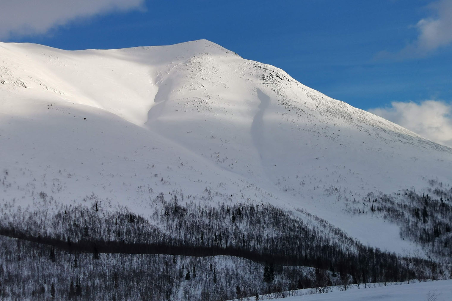 Издалека Кукисвумчорр выглядит обманчиво пологим