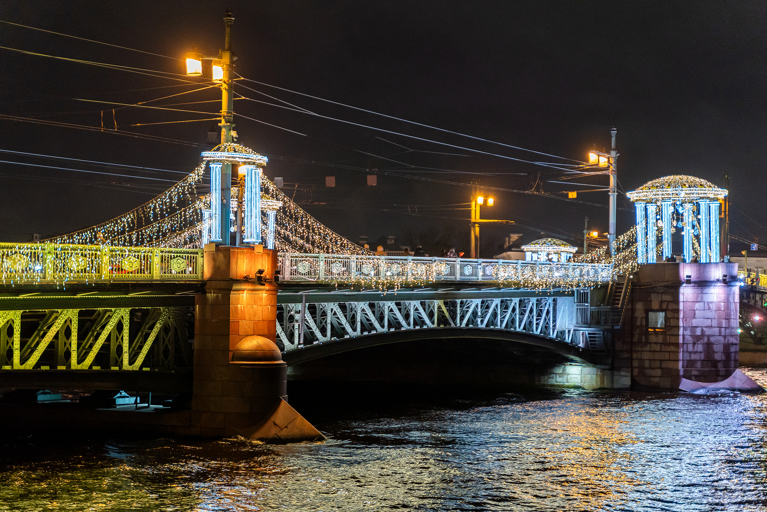 В прошлом году на Дворцовом и Троицком мостах была только иллюминация