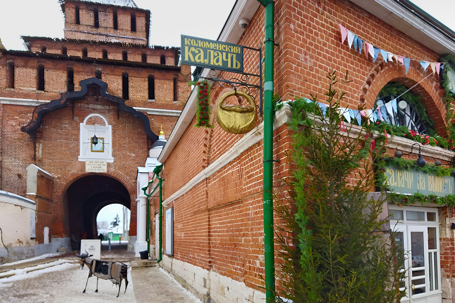 За углом «Калачной» — Пятницкие ворота кремля и вход в «Музей-навигатор». Это туристический инфоцентр, там можно забронировать экскурсии по кремлю, в «Калачную», Музей пастилы и другие интересные места