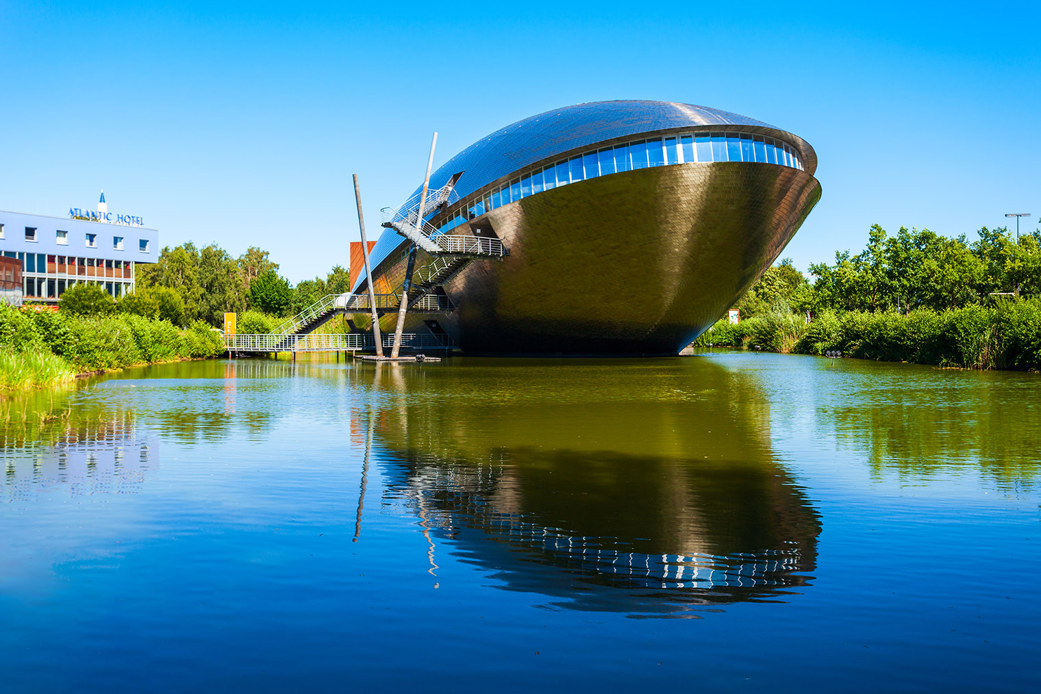 Universum Bremen — музей науки и одно из самых узнаваемых архитектурных сооружений современной Германии. Здание было открыто в 2000 году и символизирует связь человека с природой и океаном. Чаще всего его сравнивают с гигантским морским существом, выходящим из воды. © saiko3p / Shutterstock / FOTODOM