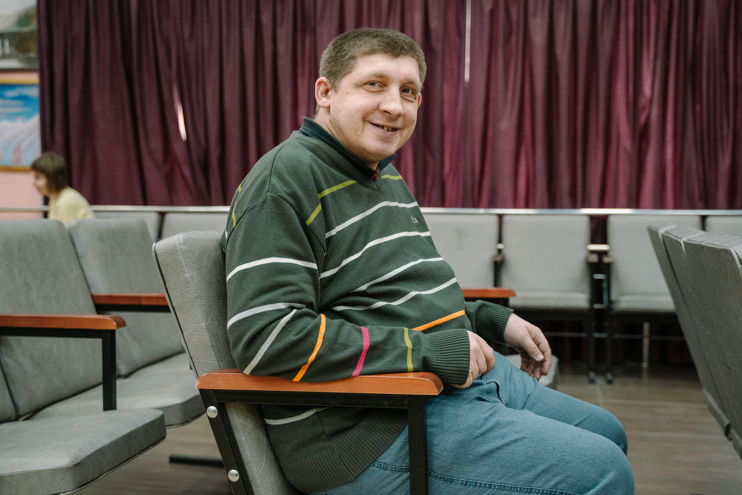 Дима очень доволен результатом. Он рассказал, что вместе с добровольцами «занимается — поделки делает» и «поет в микрофон». О встречах мужчина говорил радостно: «Волонтеры нравятся». Мой вопрос «почему» ему понять уже сложно — но хотя и не с первого раза, он ответил: «Хорошие»