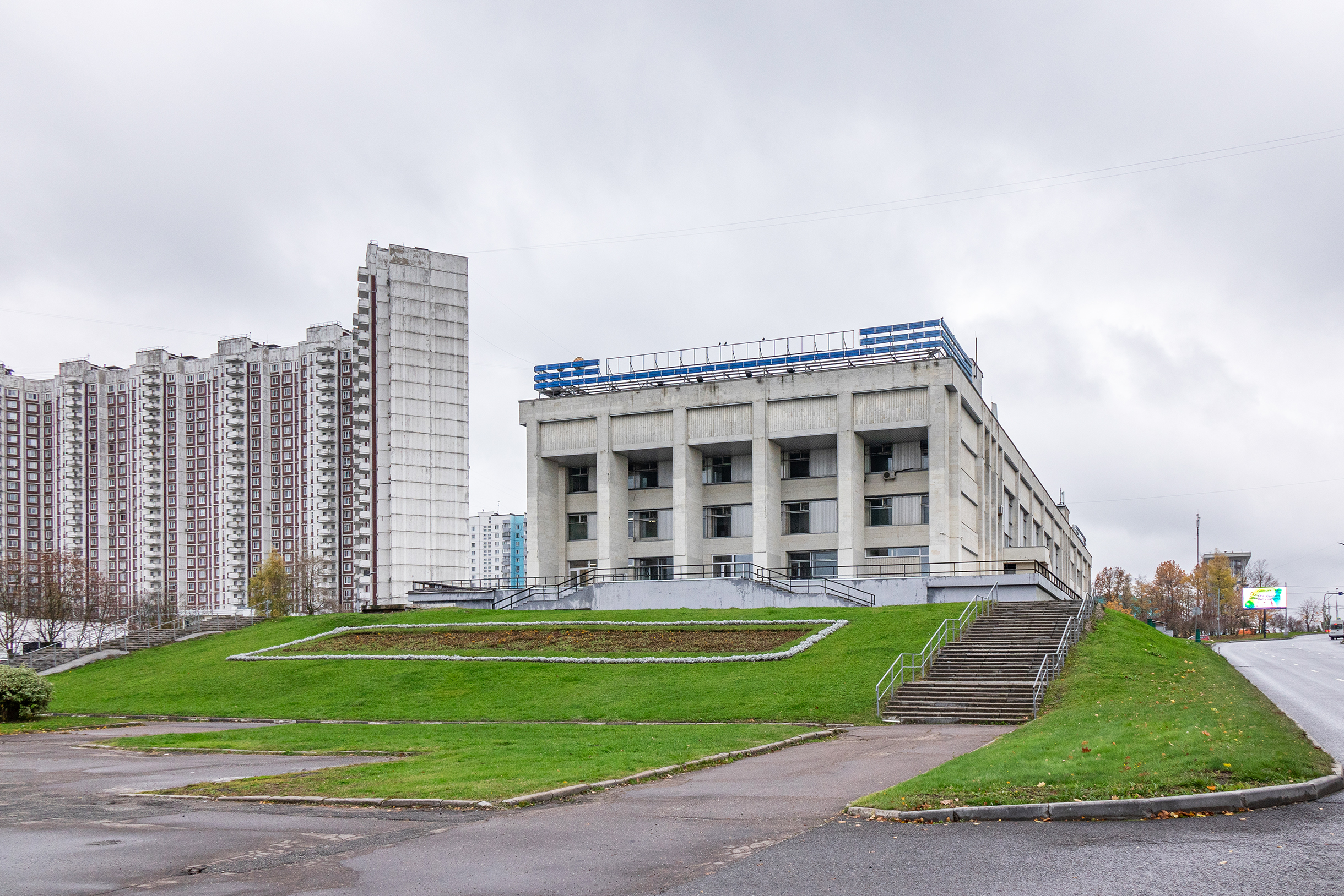 Со всех сторон КЦ окружают дома — их жителям особенно удобно водить детей на занятия