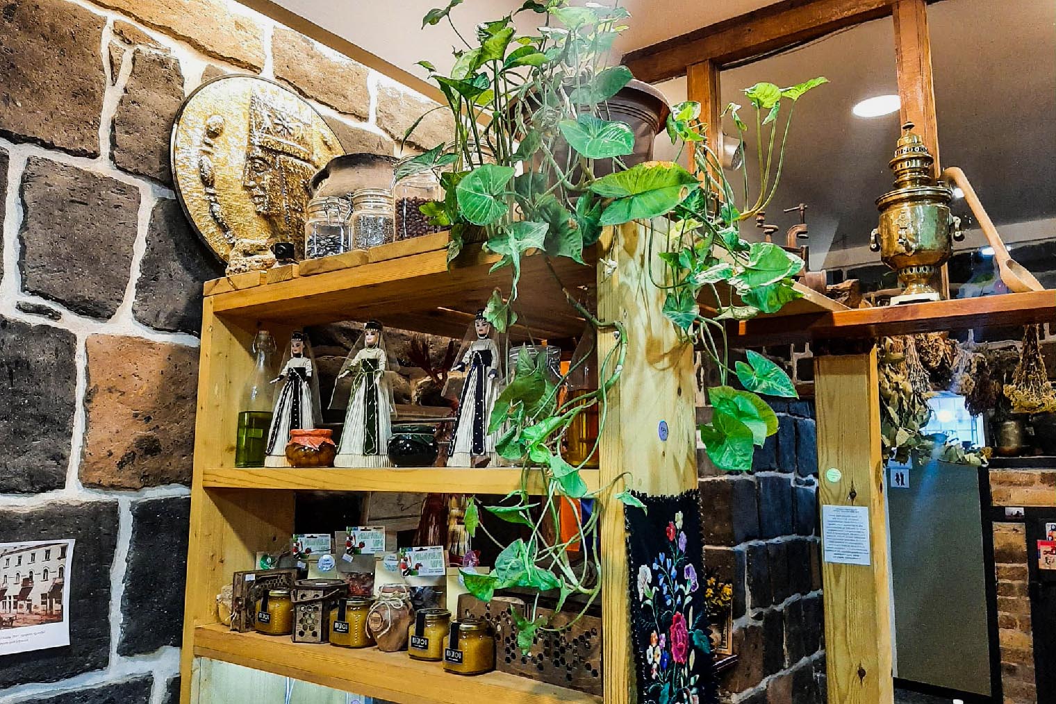 В интерьере Gwoog Gastrohouse необычно сочетаются старинные предметы быта и живые растения