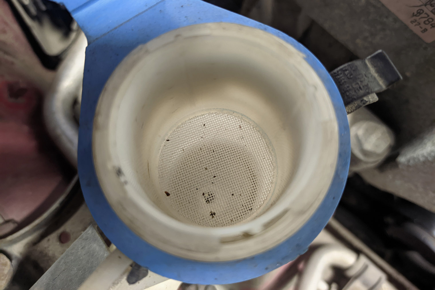 Сетчатый фильтр в горловине бачка омывателя задерживает крупную грязь, которая может забить форсунки