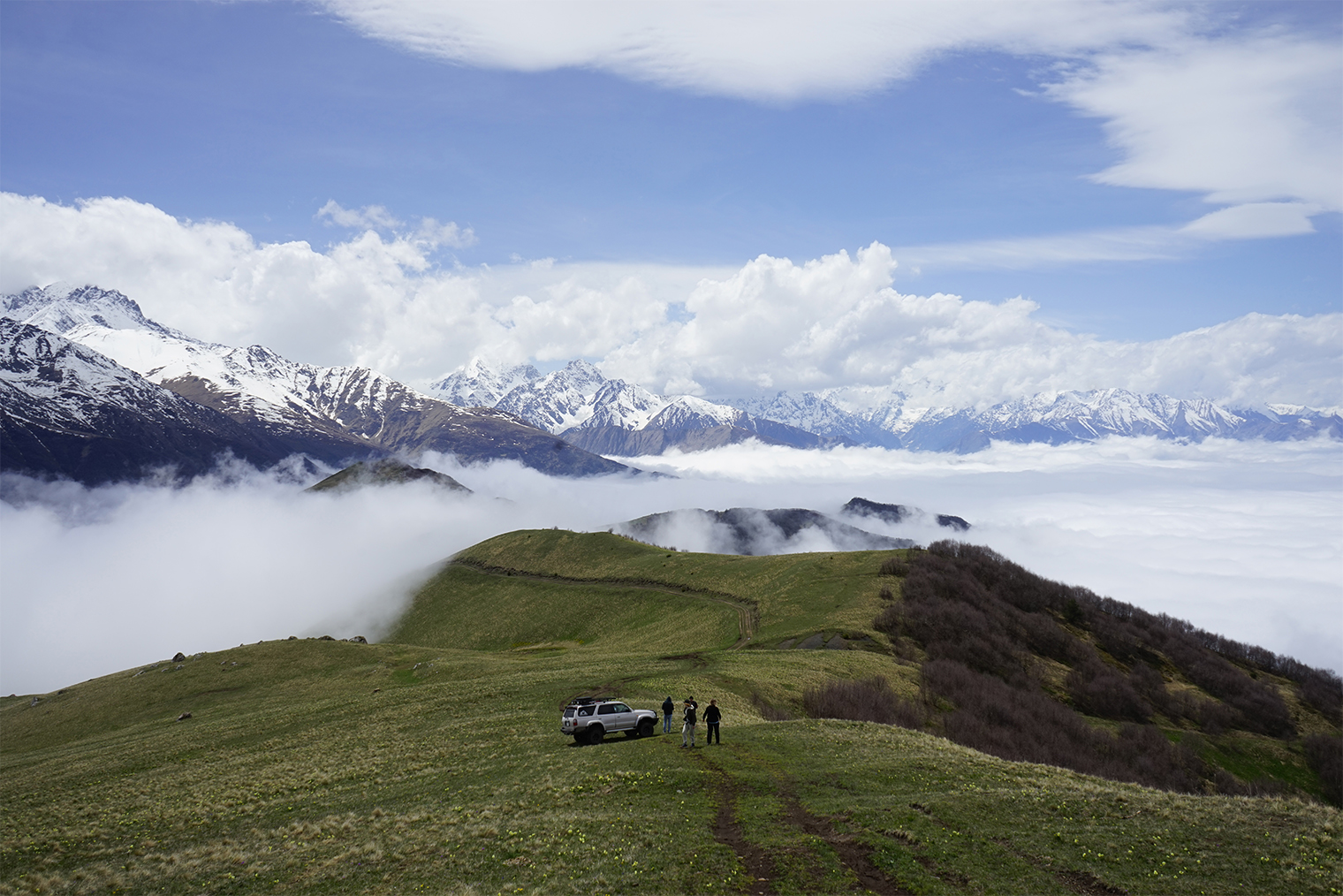 Горы Северной Осетии — возможность забраться под облака. © Дарья Ревина