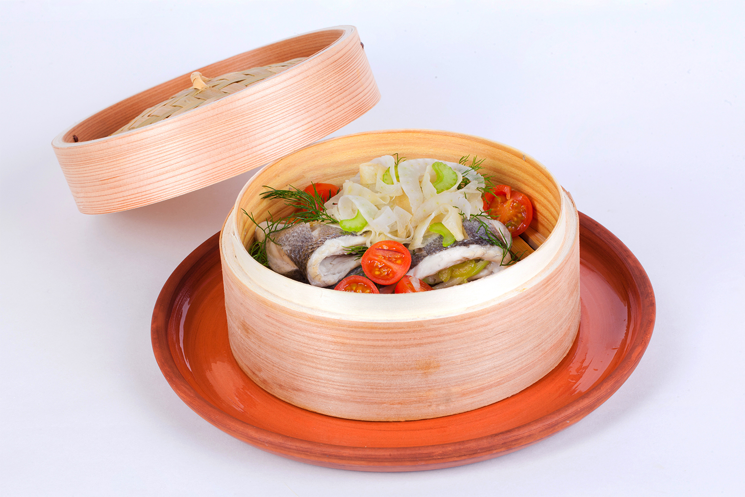 Приготовление на пару особенно хорошо подходит для нежных продуктов, например для такой белой рыбы. Фотография: Katya_Bratova / iStock