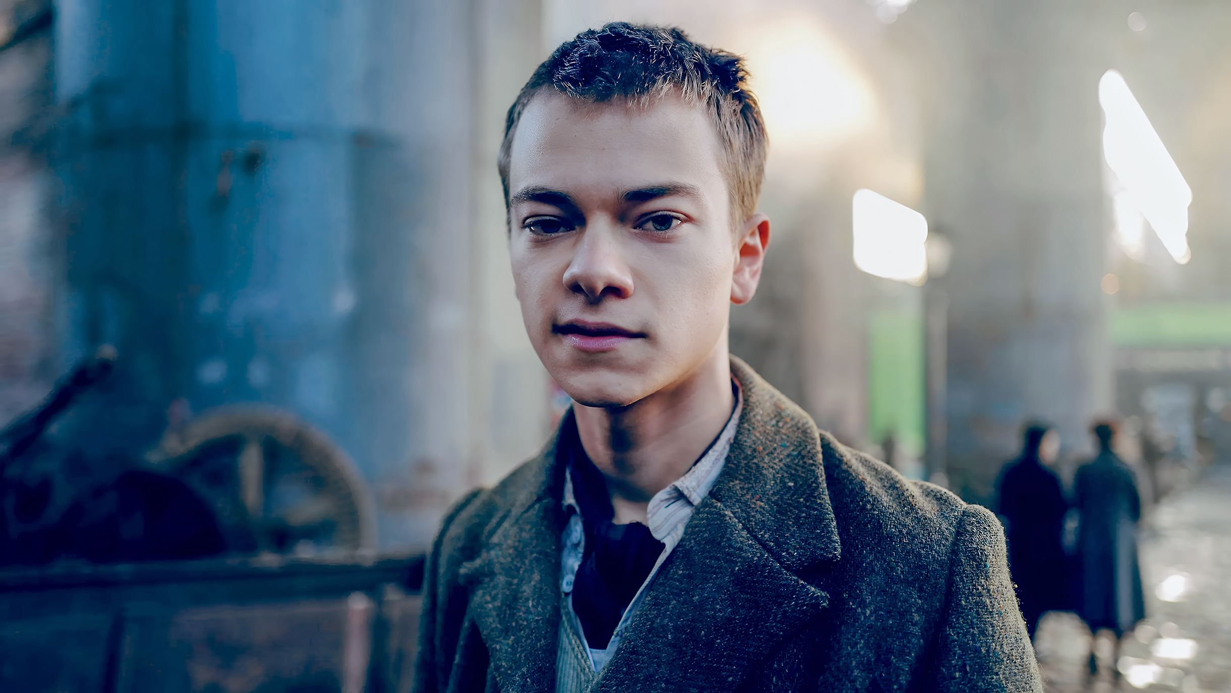 В сериале Дюка сыграл Конрад Хан, в фильме «Бессмертный человек» эту роль отдали Барри Кеогану