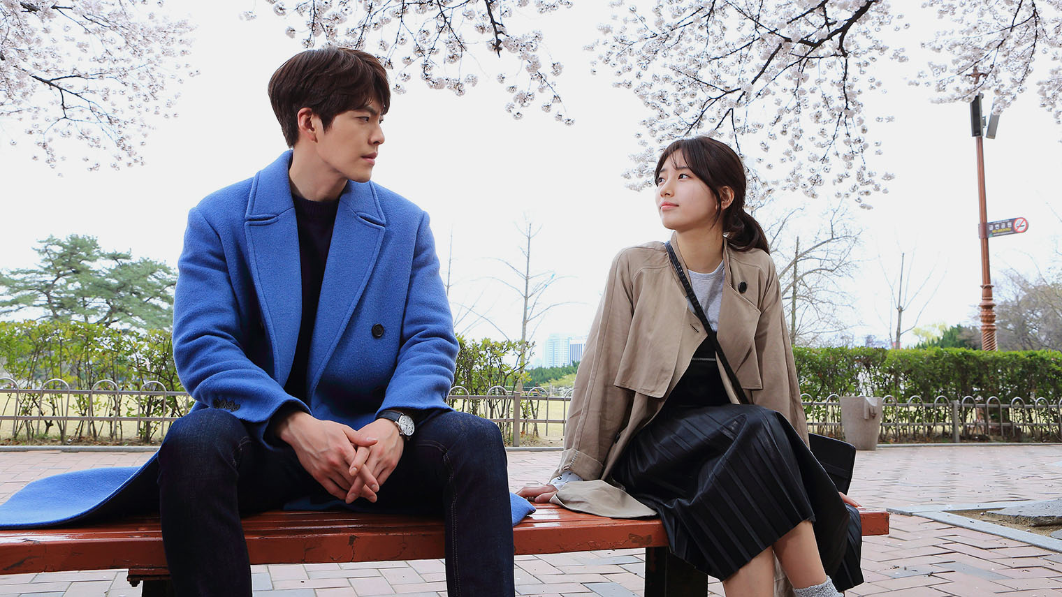 Ким У-бин и Пэ Су-джи в сериале «Безрассудно влюбленные» играли молодую пару. Кадр: Netflix