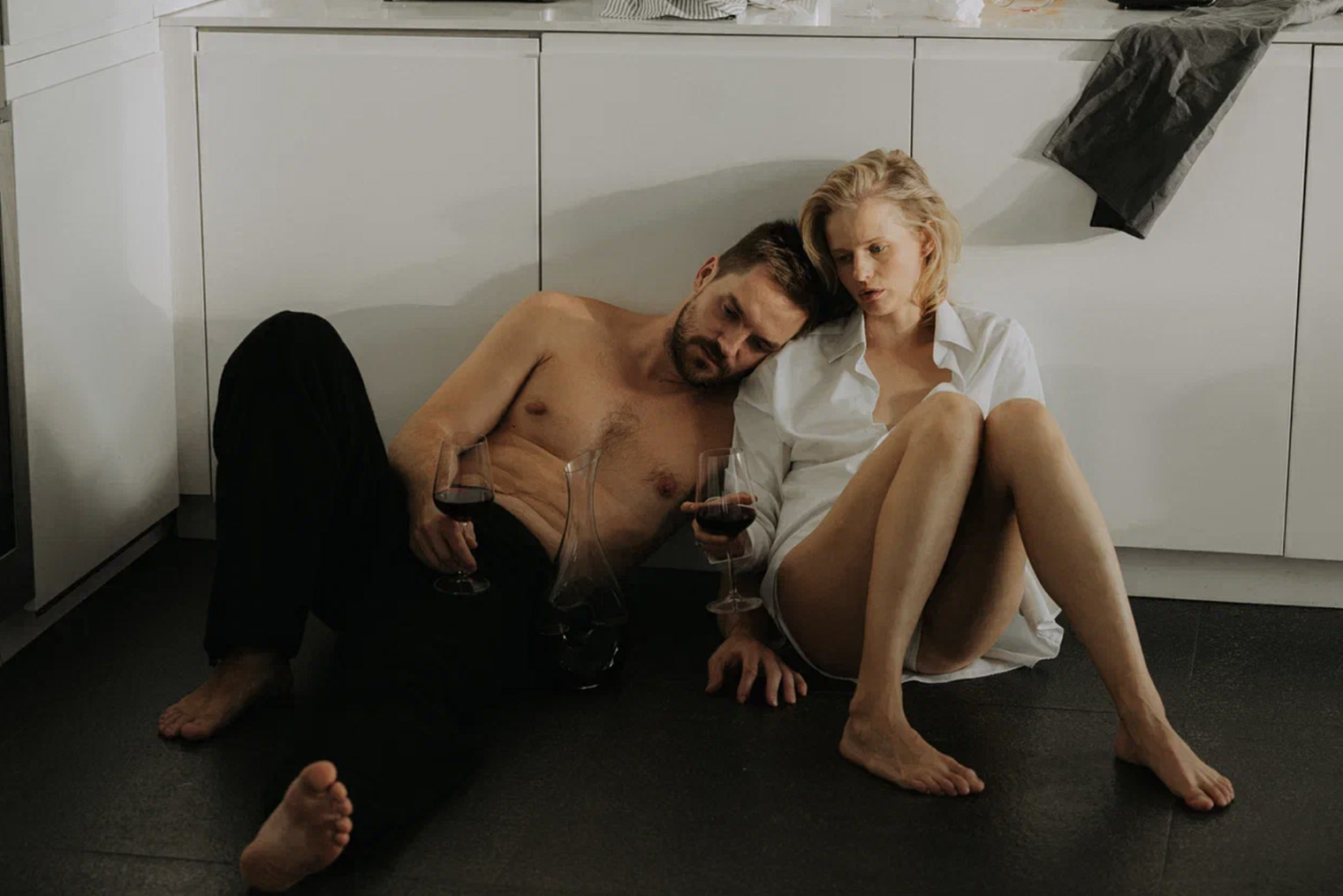 Пока что первые кадры из сериала больше похожи на романтическую фотосессию. © Иви