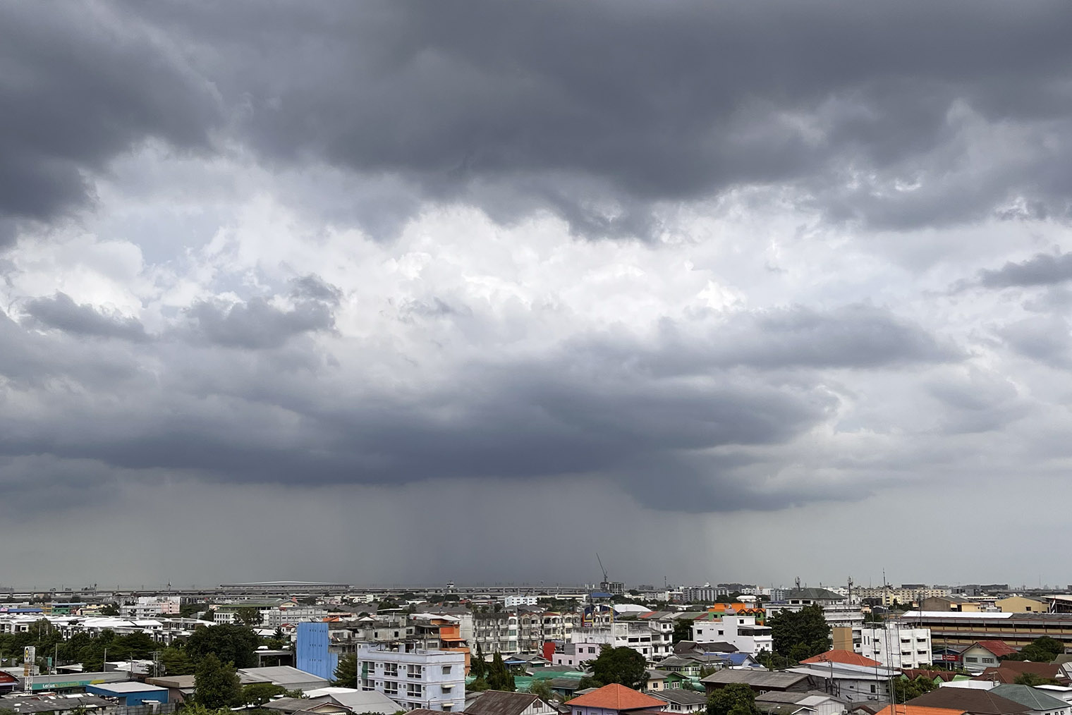 На фото виден аэропорт Донмыанг, длинная взлетная слева. С балкона я наблюдала, как взлетают и садятся самолеты